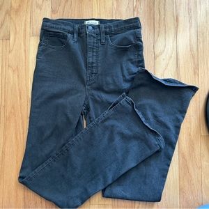 Madewell Roadtripper Medium Rise Skinny Flare Jeans Zipfly and Button closure